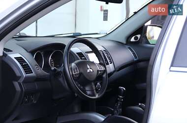 Внедорожник / Кроссовер Mitsubishi Outlander 2011 в 