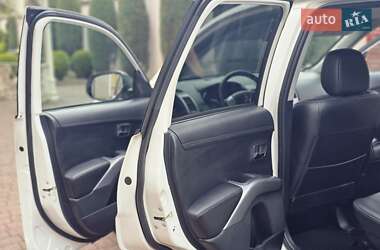 Внедорожник / Кроссовер Mitsubishi Outlander 2011 в 