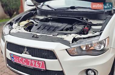 Внедорожник / Кроссовер Mitsubishi Outlander 2011 в 