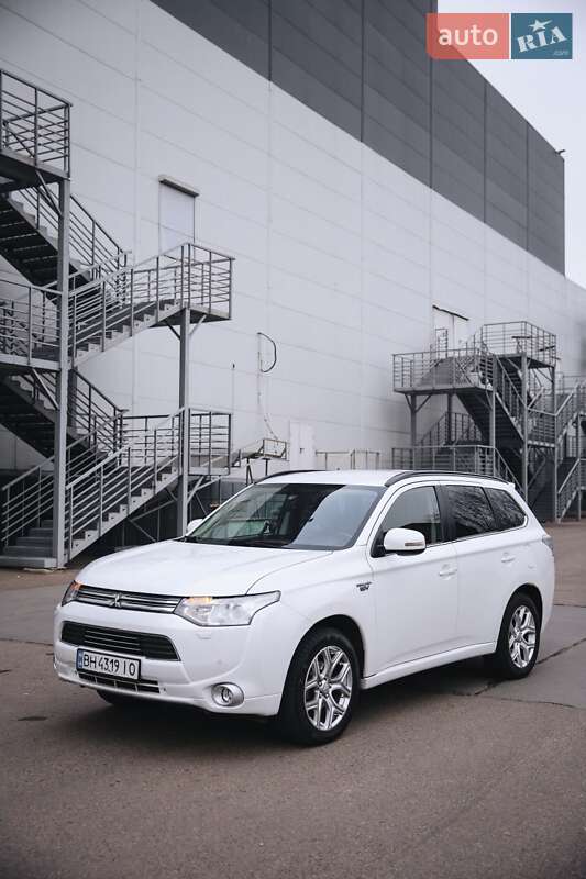 Внедорожник / Кроссовер Mitsubishi Outlander 2014 в 