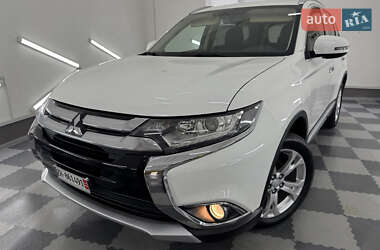 Внедорожник / Кроссовер Mitsubishi Outlander 2017 в 