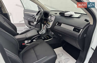 Внедорожник / Кроссовер Mitsubishi Outlander 2017 в 