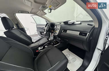 Внедорожник / Кроссовер Mitsubishi Outlander 2017 в 
