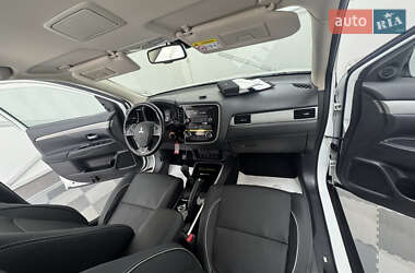 Внедорожник / Кроссовер Mitsubishi Outlander 2017 в 