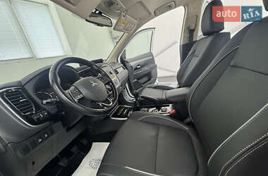 Внедорожник / Кроссовер Mitsubishi Outlander 2017 в 