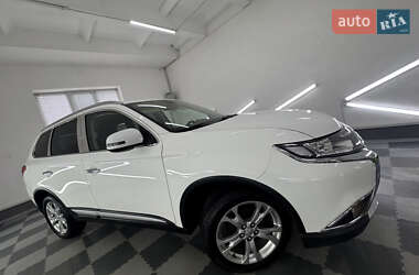 Внедорожник / Кроссовер Mitsubishi Outlander 2017 в 