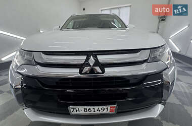 Внедорожник / Кроссовер Mitsubishi Outlander 2017 в 