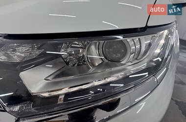Внедорожник / Кроссовер Mitsubishi Outlander 2017 в 