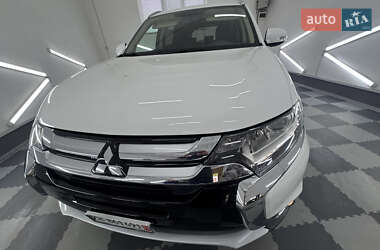 Внедорожник / Кроссовер Mitsubishi Outlander 2017 в 