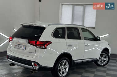 Внедорожник / Кроссовер Mitsubishi Outlander 2017 в 