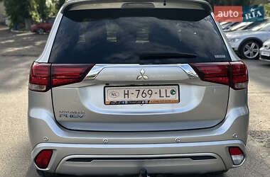 Позашляховик / Кросовер Mitsubishi Outlander 2020 в 