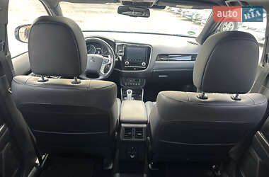 Позашляховик / Кросовер Mitsubishi Outlander 2020 в 