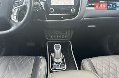 Позашляховик / Кросовер Mitsubishi Outlander 2020 в 