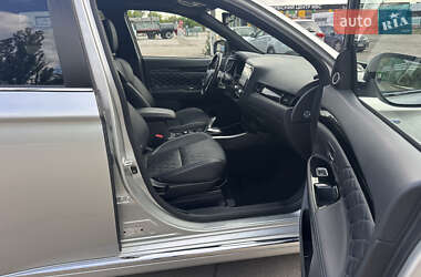 Позашляховик / Кросовер Mitsubishi Outlander 2020 в 