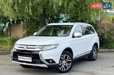Позашляховик / Кросовер Mitsubishi Outlander 2015 в 