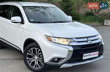 Позашляховик / Кросовер Mitsubishi Outlander 2015 в 