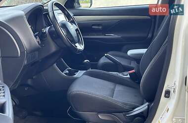 Позашляховик / Кросовер Mitsubishi Outlander 2015 в 