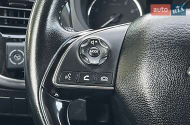 Позашляховик / Кросовер Mitsubishi Outlander 2015 в 