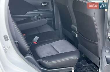 Позашляховик / Кросовер Mitsubishi Outlander 2015 в 