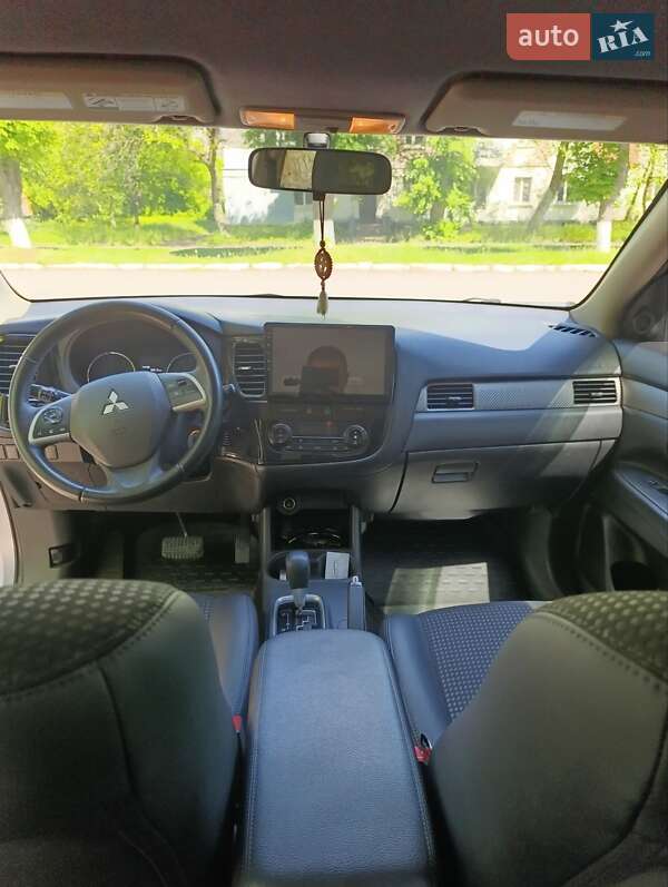 Позашляховик / Кросовер Mitsubishi Outlander 2015 в Знам'янці