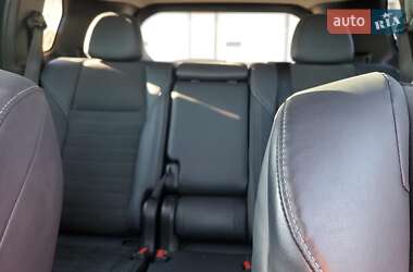 Позашляховик / Кросовер Mitsubishi Outlander 2023 в 