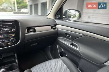 Внедорожник / Кроссовер Mitsubishi Outlander 2013 в 