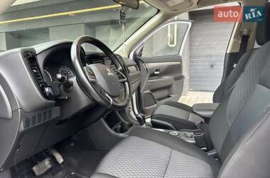 Внедорожник / Кроссовер Mitsubishi Outlander 2013 в 