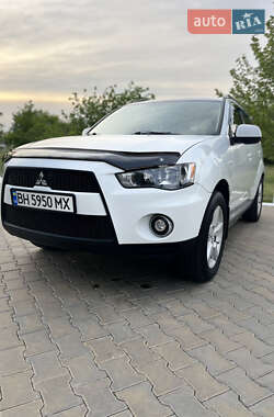 Позашляховик / Кросовер Mitsubishi Outlander 2012 в 