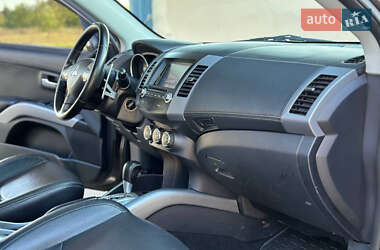 Внедорожник / Кроссовер Mitsubishi Outlander 2011 в 