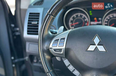 Внедорожник / Кроссовер Mitsubishi Outlander 2011 в 