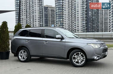 Позашляховик / Кросовер Mitsubishi Outlander 2013 в 