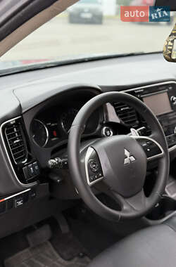 Позашляховик / Кросовер Mitsubishi Outlander 2013 в 