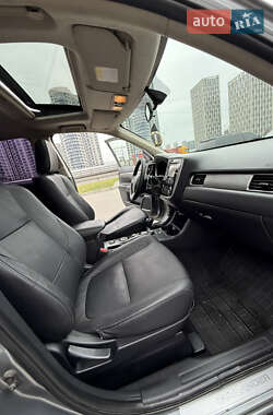 Позашляховик / Кросовер Mitsubishi Outlander 2013 в 
