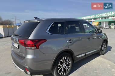 Внедорожник / Кроссовер Mitsubishi Outlander 2018 в 