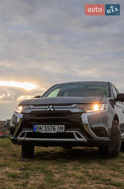 Внедорожник / Кроссовер Mitsubishi Outlander 2019 в 