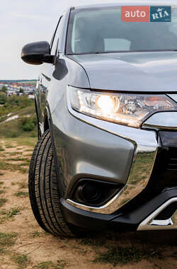 Внедорожник / Кроссовер Mitsubishi Outlander 2019 в 