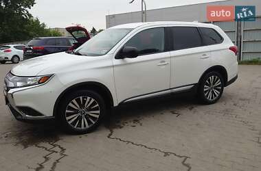 Внедорожник / Кроссовер Mitsubishi Outlander 2020 в 