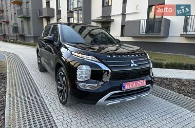 Внедорожник / Кроссовер Mitsubishi Outlander 2022 в 