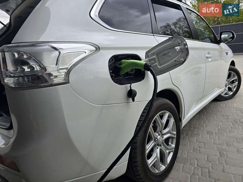 Внедорожник / Кроссовер Mitsubishi Outlander 2014 в Киеве