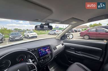 Позашляховик / Кросовер Mitsubishi Outlander 2014 в 
