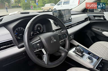 Позашляховик / Кросовер Mitsubishi Outlander 2022 в 