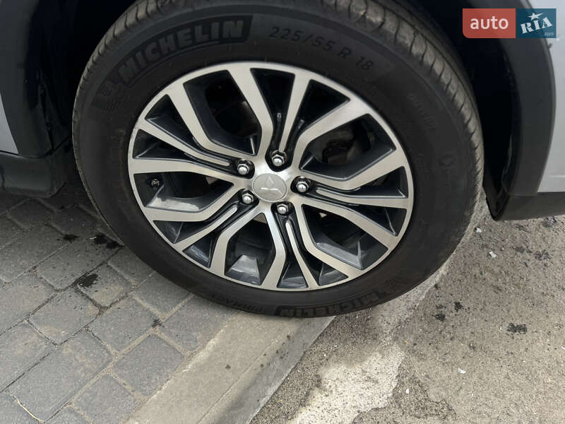 Позашляховик / Кросовер Mitsubishi Outlander 2016 в Хмельницькому