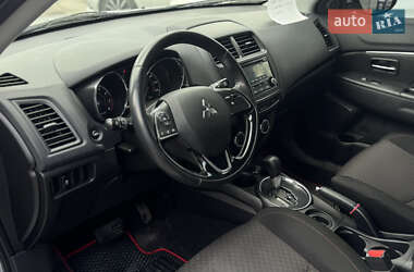 Позашляховик / Кросовер Mitsubishi Outlander 2016 в 