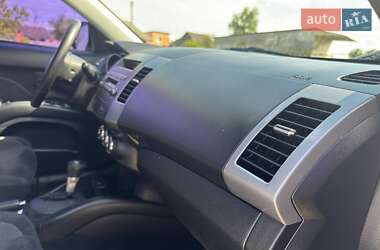 Внедорожник / Кроссовер Mitsubishi Outlander 2011 в 