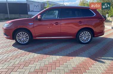 Позашляховик / Кросовер Mitsubishi Outlander 2019 в 