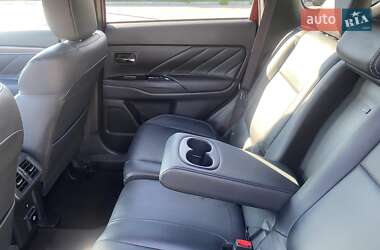 Позашляховик / Кросовер Mitsubishi Outlander 2019 в 