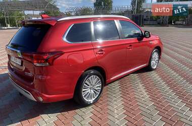 Позашляховик / Кросовер Mitsubishi Outlander 2019 в 