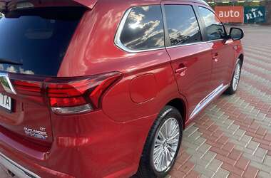 Позашляховик / Кросовер Mitsubishi Outlander 2019 в 
