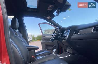 Позашляховик / Кросовер Mitsubishi Outlander 2019 в 