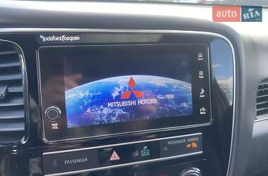 Позашляховик / Кросовер Mitsubishi Outlander 2019 в 
